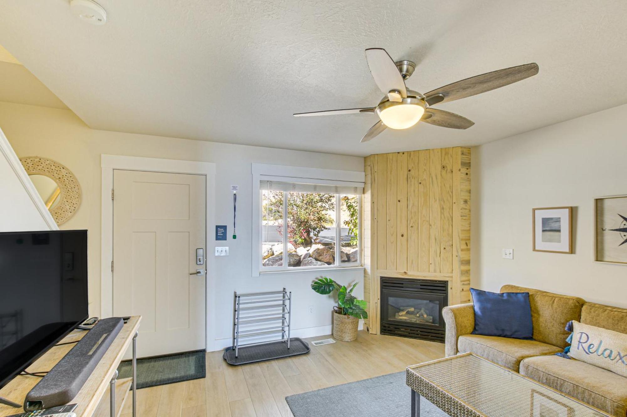 Spacious Garden City Townhome With Lake Views! Exteriör bild